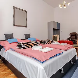 https://aranycsillag-apartman.egerhotels.net